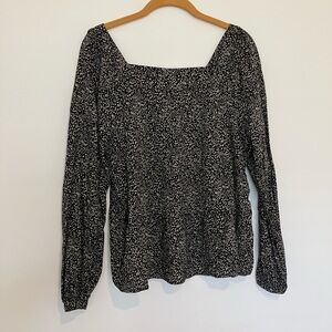 Old Navy Black and White Patterned Blouse Medium